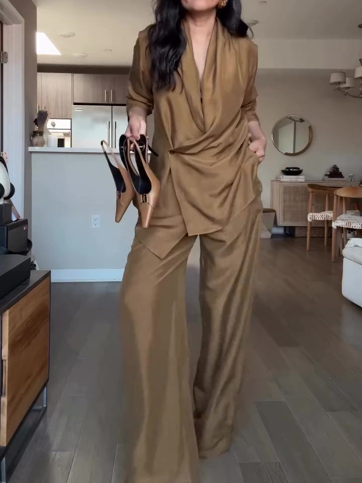Conjunto de Blusa Transpassada de Cetim e Calça Pantalona