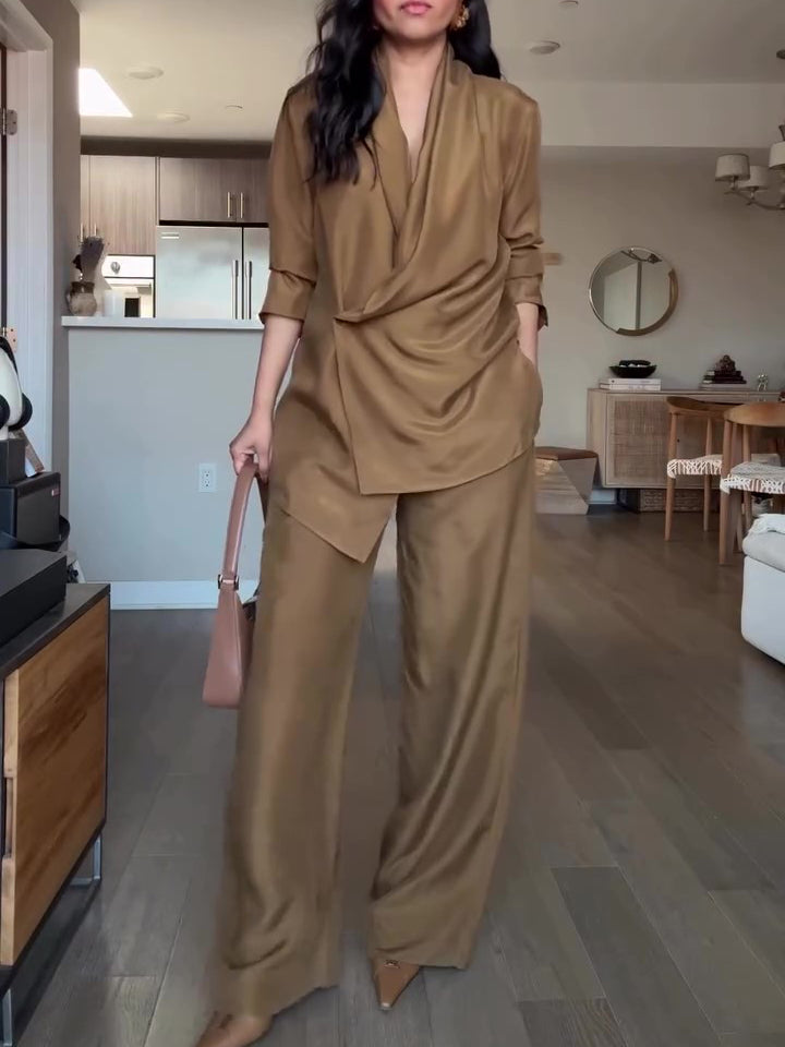 Conjunto de Blusa Transpassada de Cetim e Calça Pantalona