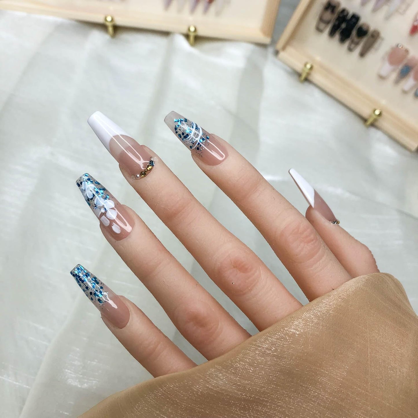 Unhas GGddsha Feitas à Mão Unhas Acrílicas Pmma Postiças Reutilizáveis Curtas Kit com Caixa Presentes Para Mulheres, Sussurro Dourado