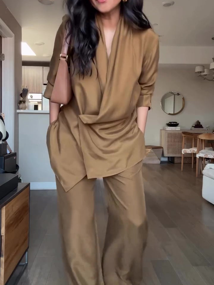 Conjunto de Blusa Transpassada de Cetim e Calça Pantalona