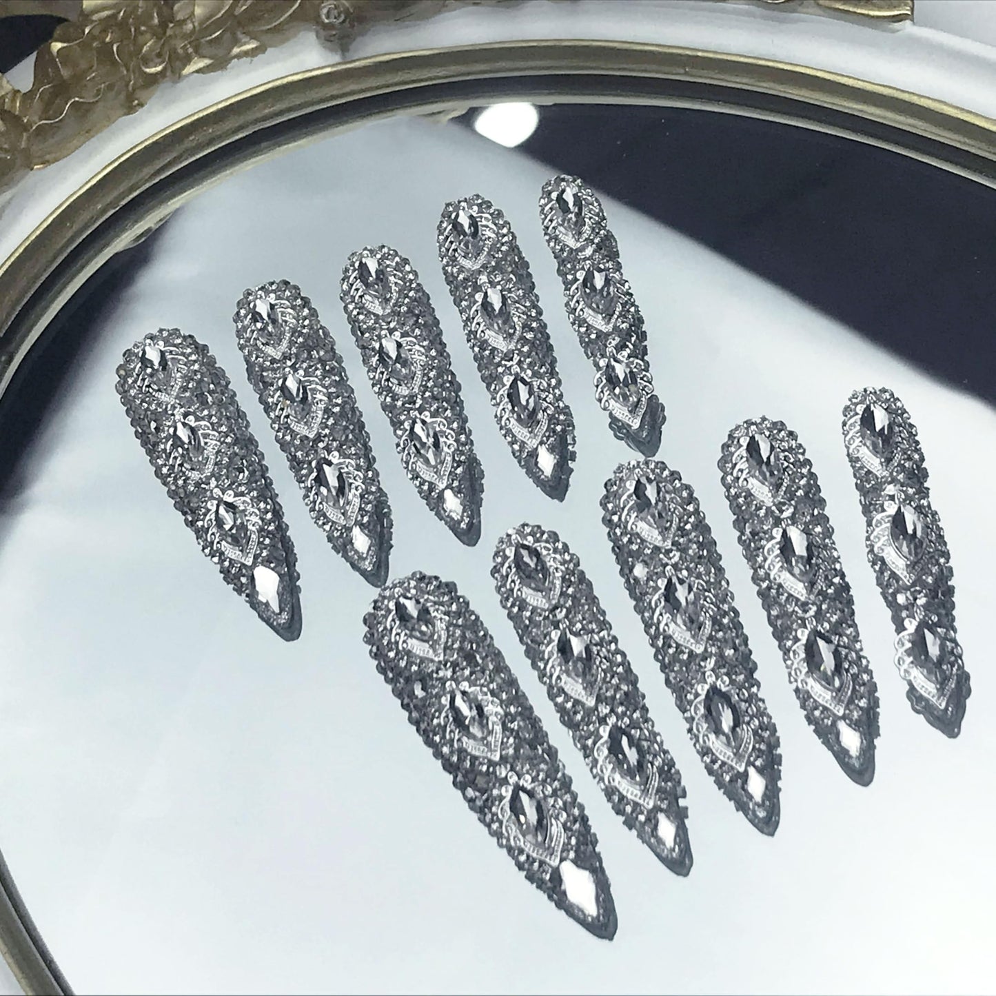GGddsha Rainha do Haute Style Unhas Postiças Longas de Amêndoa com Diamantes Completos, Acrílico PMMA Feito à Mão, Unhas Postiças de Luxo com Cristal 3D Completo, Imperatriz Glacial