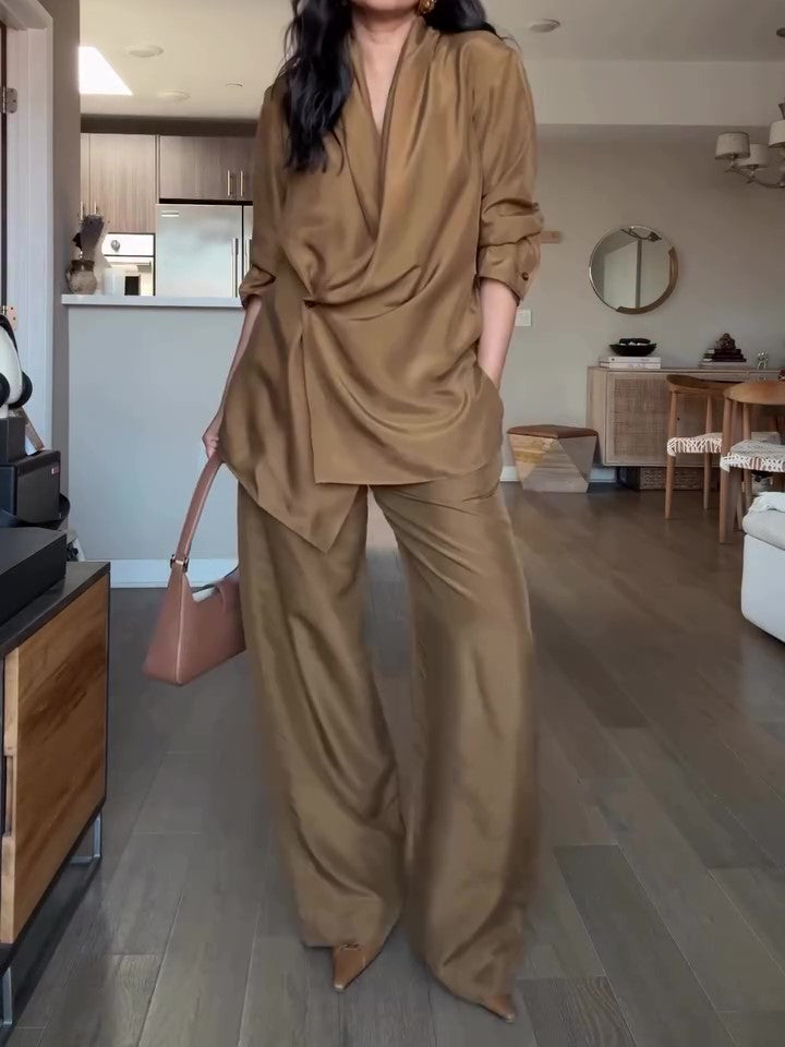 Conjunto de Blusa Transpassada de Cetim e Calça Pantalona