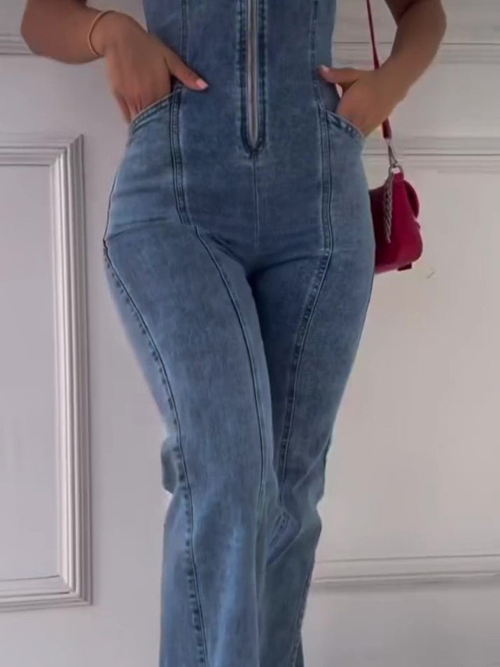 Macacão jeans sem manga com zíper e recortes