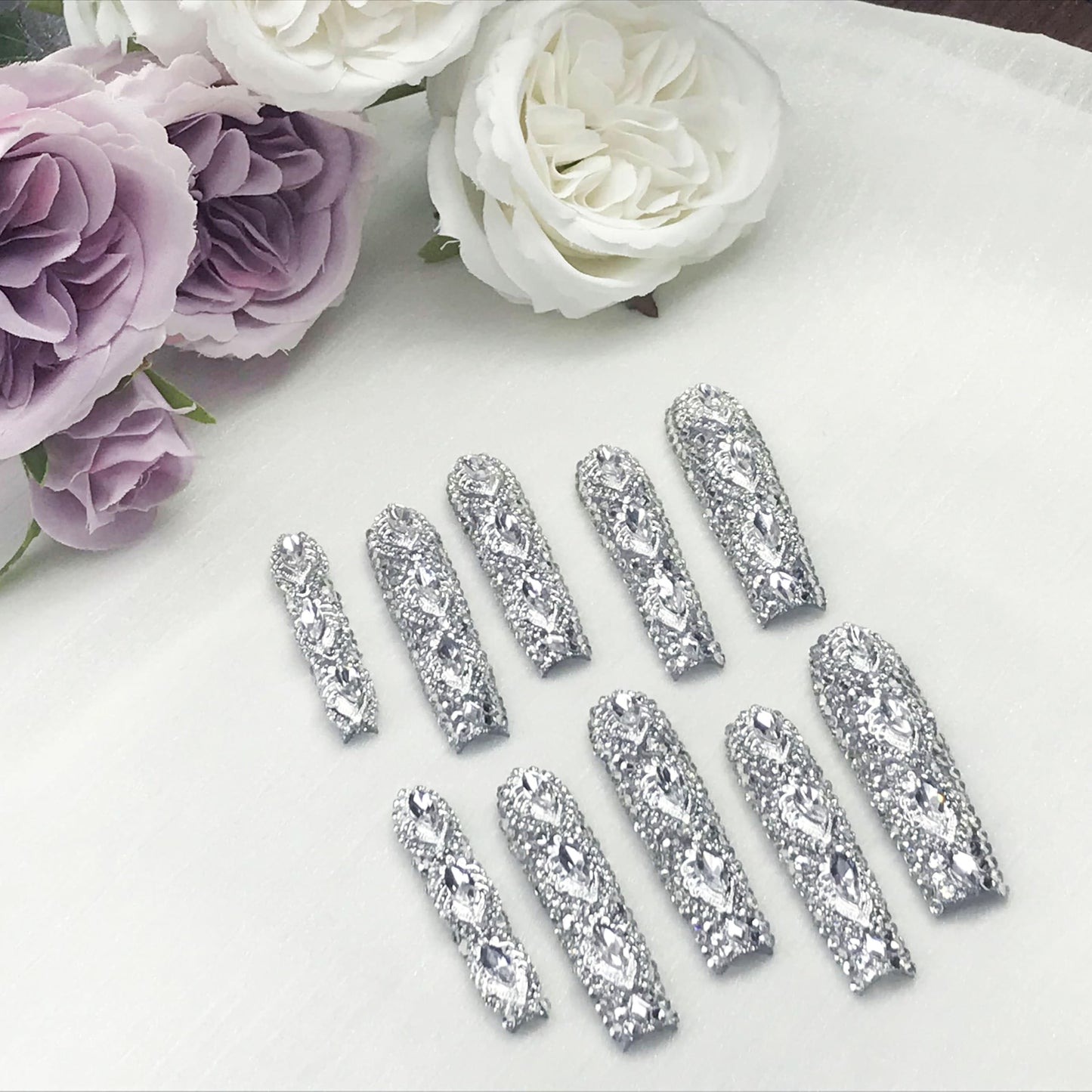 GGddsha Rainha do Estilo Elegante Unhas Longas com Strass Completos Unhas Falsas de Acrílico PMMA Artesanais Luxuosas 3D com Caixa, Presente para Mulheres, Divindade de Luxo
