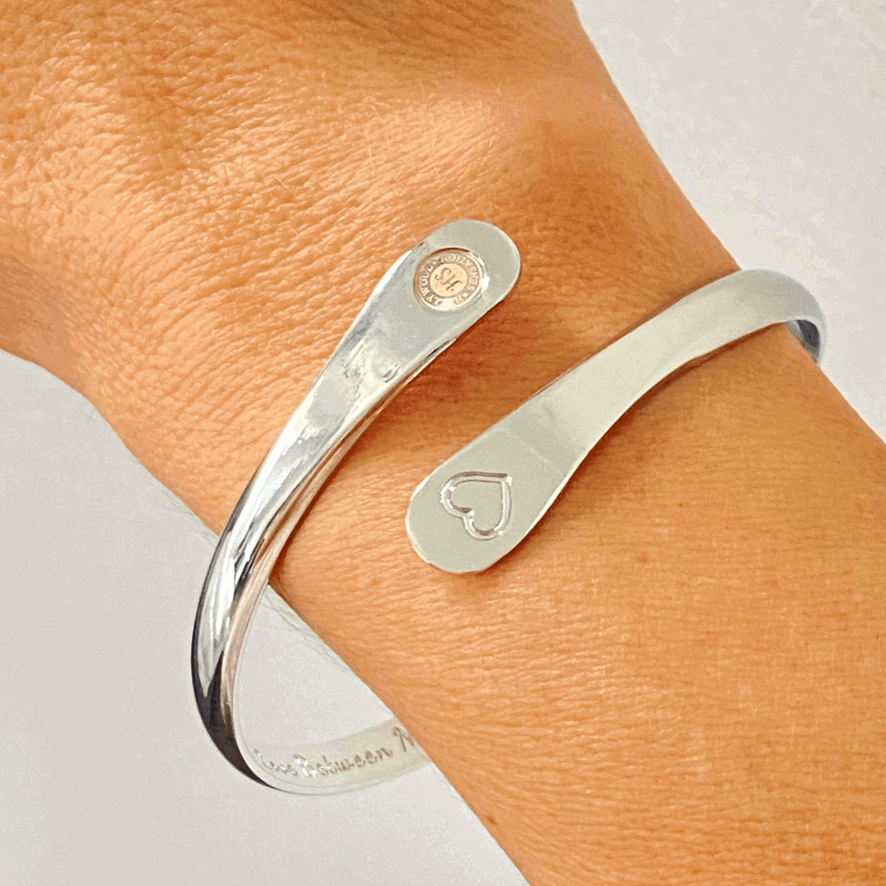 Coleção de Pulseiras Gravadas Mãe e Filha | Joias Combinando para Mães e Filhas
