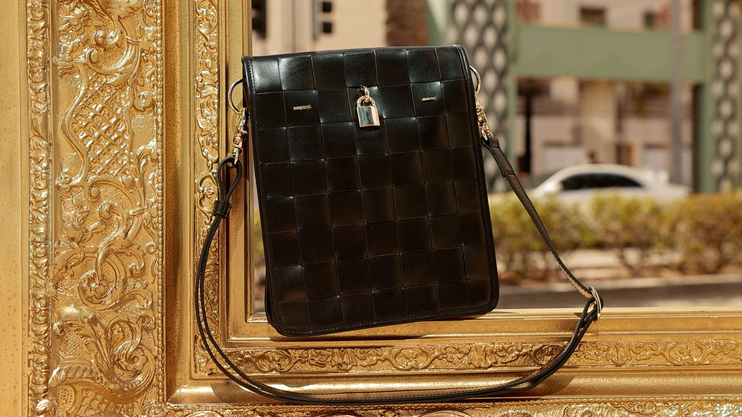 Bolsa Transversal de Couro Entrelaçado Preto