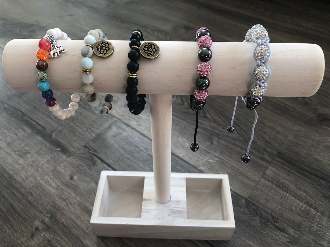 Pulseiras de Yoga com Miçangas Pretas e Berloques Espirituais