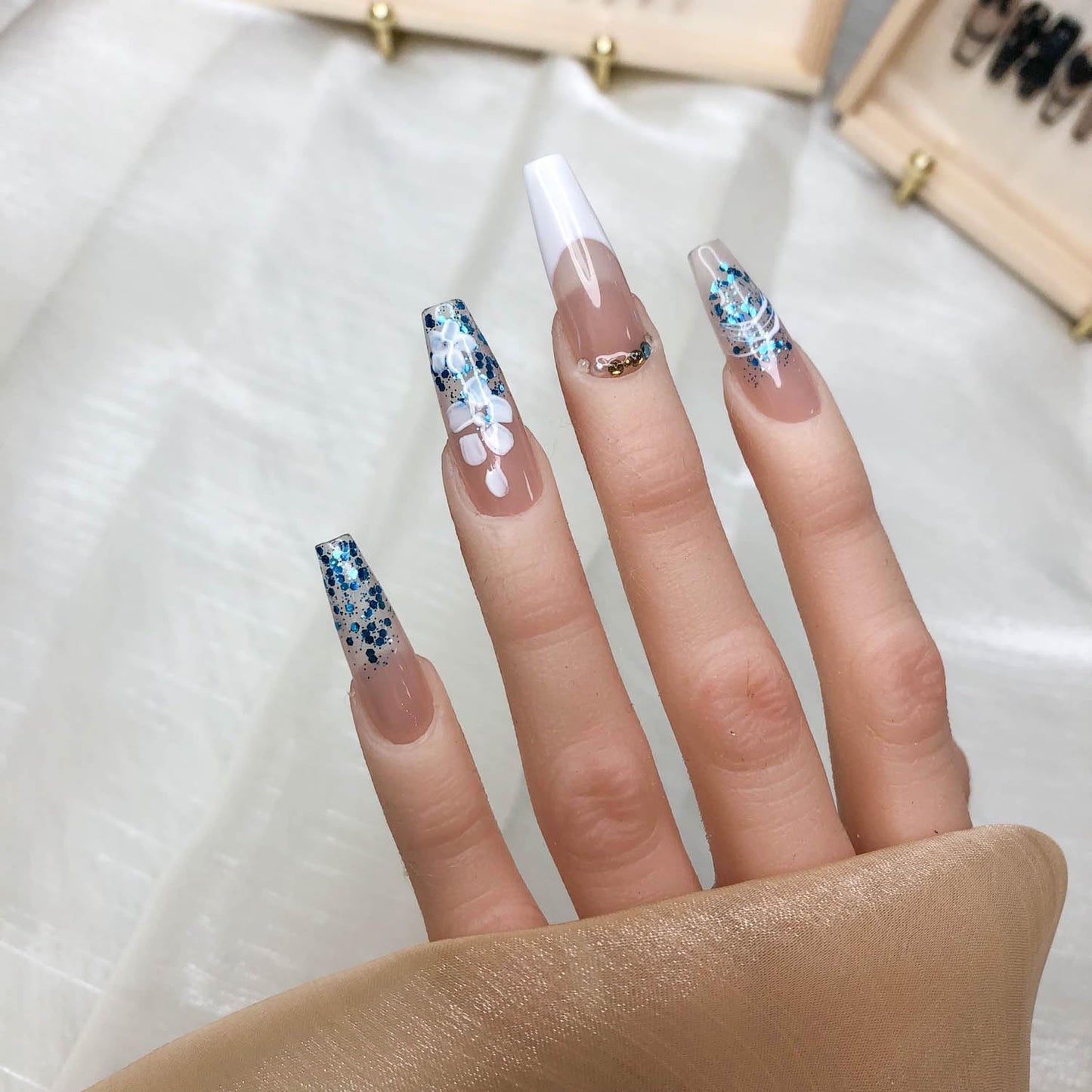 Unhas GGddsha Feitas à Mão Unhas Acrílicas Pmma Postiças Reutilizáveis Curtas Kit com Caixa Presentes Para Mulheres, Sussurro Dourado