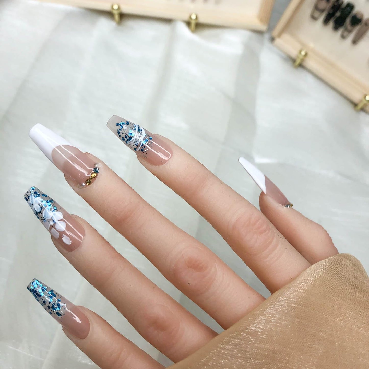 Unhas GGddsha Feitas à Mão Unhas Acrílicas Pmma Postiças Reutilizáveis Curtas Kit com Caixa Presentes Para Mulheres, Sussurro Dourado