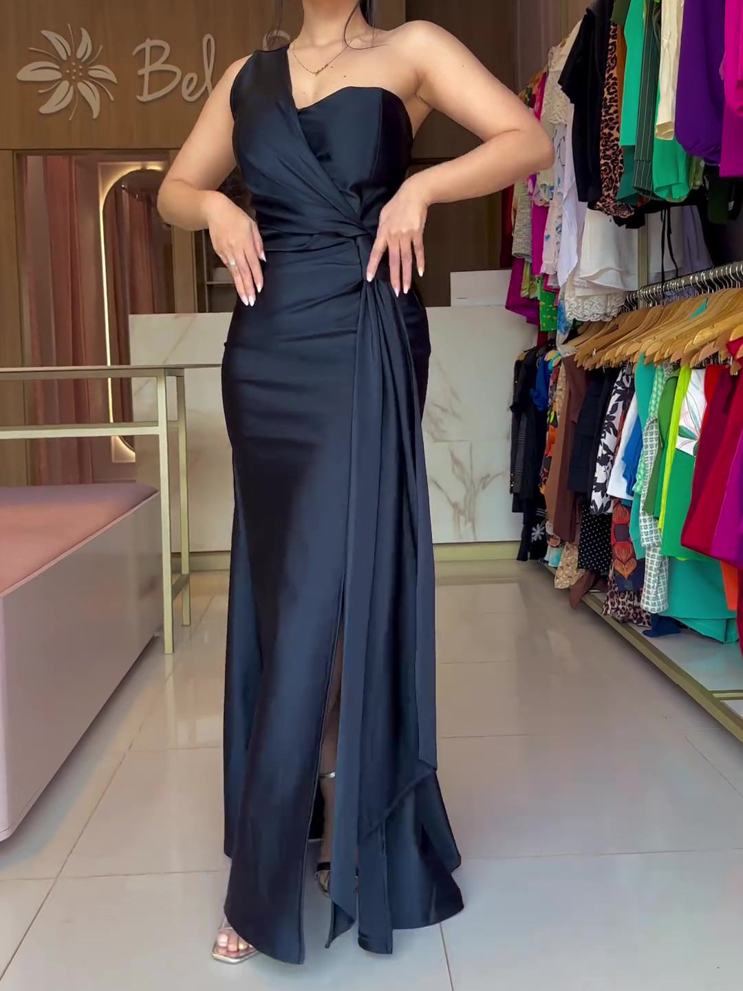 Vestido de Fenda com Nó e Manga Única