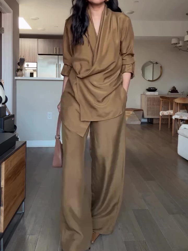 Conjunto de Blusa Transpassada de Cetim e Calça Pantalona
