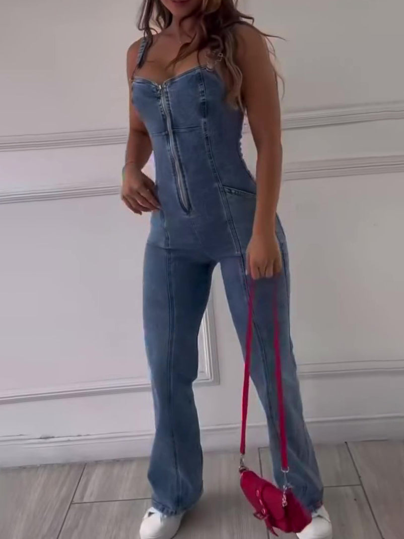Macacão jeans sem manga com zíper e recortes